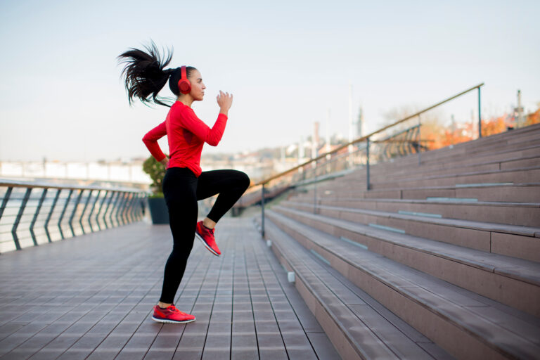 Mujer con energía haciendo ejercicio al aire libre