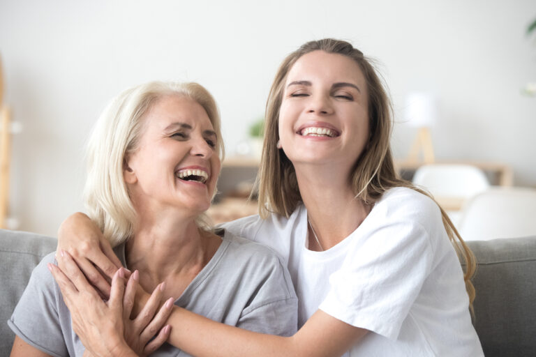 Madre e hija sonriendo, cuidando su bienestar familiar